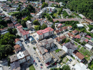 Jablanica, Bosna i Hercegovina, snimak dronom. Panorama Jablanice i rijeke Neretve.