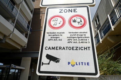 Policijski znak: Zabranjeno konzumiranje droge, alkohola i slušanje glasne muzike. Policijski znak: Zabranjeno konzumiranje droge, alkohola i slušanje glasne muzike. Prostor je pod video nadzorom.