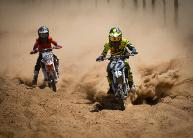 Motocross utrka Vozač cross motora tokom trke. Motocross trka. Takmičenje u vožnji cross motora.