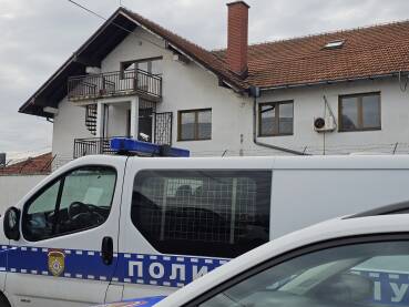 Zatvor Bijeljina Policijsko vozilo parkirano ispred ulaza u kazneno popravni zavod u Bijeljini. U prvom planu kombi, tzv. marica, u pozadini ulaz u zatvor.