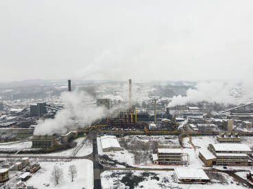 DJI_0473 (2) Zagađenje zraka iz tvornice. Industrijski kompleks, snimak dronom. Tvornički dimnjak zagađuje okoliš. Industrijsko onečišćenje zraka. Dim iz dimnjaka u industrijskoj zoni tokom zime.