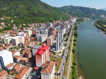 Zvornik, Bosna i Hercegovina. Zvornik, Bosna i Hercegovina, snimak dronom. Grad Zvornik i rijeka Drina.