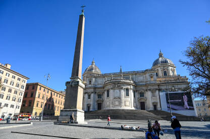 Rim, Italija: Papinska bazilika Svete Marije Velike. Rim, Italija: Papinska bazilika Svete Marije Velike. Historijske građevine na trgu.