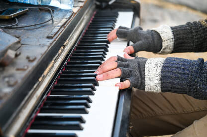 Muzičar svira klavir. Muzičar svira klavir na otvorenom.