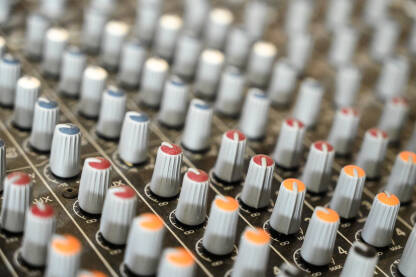Mikseta. Audio mikser na radio stanici. Mikseta. Audio mikser na radio stanici. Krupni plan profesionalne multitrack miks konzole u produkcijskom studiju. Snimanje i emitovanje.