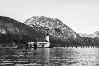 Seechloss Orth na jezeru Traun Prekrasan dvorac sa dubokom povijesti još iz 10. stoljeća.
Siječanj, 2023.
Austria, Gmunden.