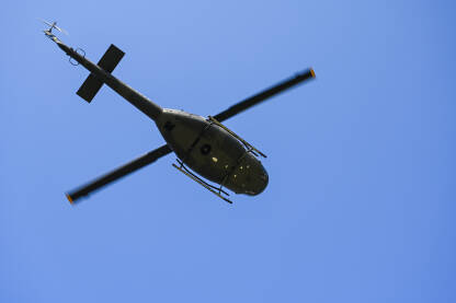 Helikopter u letu Helikopter u letu. Helikopter Oružanih snaga Bosne i Hercegovine tokom misije.