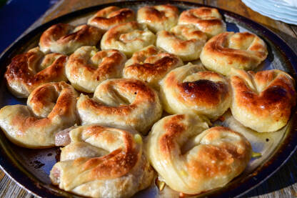 Pita ispečena ispod sača. Pita od mesa i krompira. Pita ispečena ispod sača. Pita od mesa i krompira. Tradicionalno jelo Balkana.