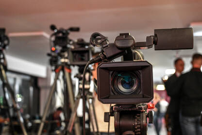 Profesionalna kamera Profesionalna video kamera u studiju. Konferencija za novinare. Snimanje press konferencije video kamerom. Novinarstvo.