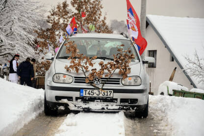 Automobil sa srpskim zastavama Automobil sa srpskim zastavama na Badnji Dan