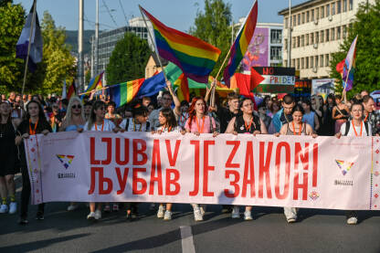 Bosanskohercegovačka Povorka ponosa. Sarajevo, Bosna i Hercegovina: 14. juna 2025.: Bosanskohercegovačka Povorka ponosa. Protest za LGBTIQ prava. Ljudi hodaju s transparentima i zastavama.