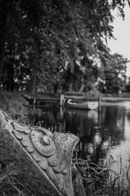malo jezero Odense, Danske Betonska figura i čamac na malom jezeru u Danskoj