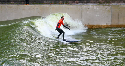 Surfanje na vodi u bazenu s valovima. Surfanje na vodi u bazenu s valovima. Ljudi vježbaju surfanje na vodi u gradu. Trening surfanja u Roterdamu, Nizozemska. Bodyboard.