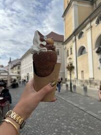 Trdelnik - češko tradicionalno slatko pecivo punjeno sa sladoledom.  Desert uslikan u Ljubljani.
