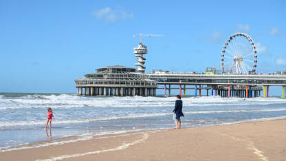 Scheveningen, Den Haag Scheveningen, Den Haag, Nizozemska. Ljudi na plaži na Sjevernom moru. Turisti na pješčanoj plaži.