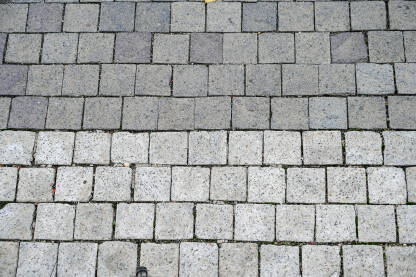 Popločana ulica. Popločana ulica. Cigle na saobraćajnici u gradu.
