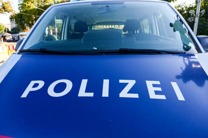 Policija, Beč, Austrija Policijsko patrolno vozilo parkirano na ulici u Beču, Austrija. Auto austrijske policije na ulici.
