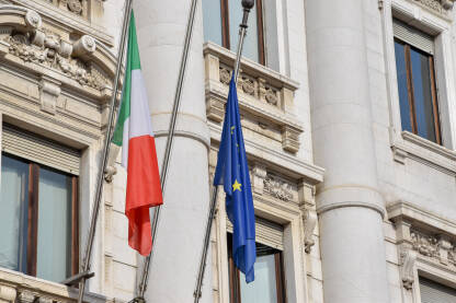Zastava Italije i Evopske unije Italijanska zastava pored zastave Evropske unije.