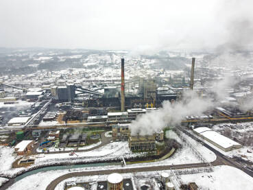 DJI_0450 (2) Dimnjaci u tvornici ispuštaju zagađenje u okoliš. Industrijsko onečišćenje zraka iz dimnjaka. Nezdravi i opasni dim iz dimnjaka u industrijskoj zoni tokom zime. Industrijski kompleks. Fabrika.