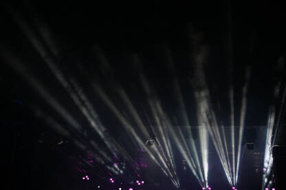 Svjetla na bini tokom muzičkog festivala. Svjetla na bini tokom muzičkog festivala. Reflektori i svjetla tokom koncerta. Svjetlosni efekti.