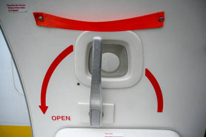 Mehanizam ručke za vrata aviona u slučaju nužde s vizualnim uputama. Ručka na vratima kabine aviona za upotrebu u hitnim slučajevima. Sigurnost u kabini aviona.