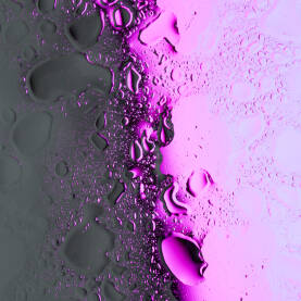 Kapljice vode Apstraktna macro fotografija kapljica osvijetljenih neon pink bojom u gradaciji tonova od svijetle i pastelne do tamnih. Background, podloga, pozadina, copy space.