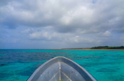 Zanzibar čamac,plava voda i Zanzibar.