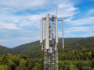 DJI_0865a GSM i radio telekomunikacioni toranj na planini, snimak dronom. Toranj za mobilnu telefoniju. Bazna GSM stanica. Bežični komunikacioni antenski predajnik.