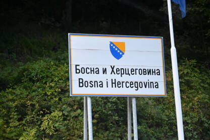 Saobraćajni znak na ulazu u Bosnu i Hercegovinu. Saobraćajni znak na ulazu u Bosnu i Hercegovinu. Granični prelaz. Grb BiH.