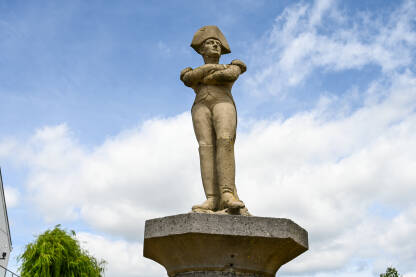 Napoleon Bonaparte Napoleon Bonaparte, statua na bojnom polju Waterloo u Belgiji. Spomenik