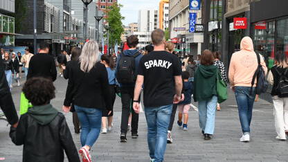 Rotterdam, Nizozemska Rotterdam, Nizozemska: Ljudi šetaju ulicom u centru grada. Turisti u gradu.