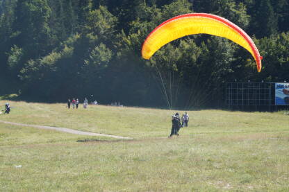 Paraglajder sa padobranom u pokretu.