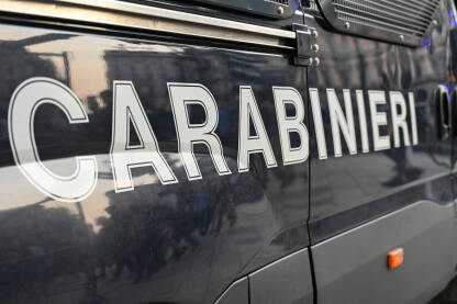 Patrolno vozilo karabinjera na ulici u Italiji. Patrolno vozilo karabinjera na ulici u Italiji. Policijska patrola. Natpis Karabinjeri na crnom kombiju.