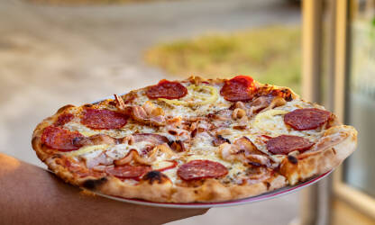 Pizza Pizza sa kulenom i slaninom