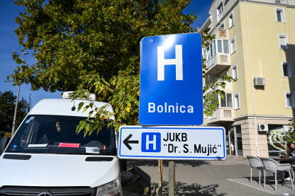 Kantonalna bolnica Mostar Dr. Safet Mujić. Kantonalna bolnica Mostar Dr. Safet Mujić. Znak ispred ulaza u bolnicu.