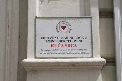Kuća srca, Udruženje kardiologa u BiH Tabla na ulazu udruženja kardiologa u Bosni i Hercegovini