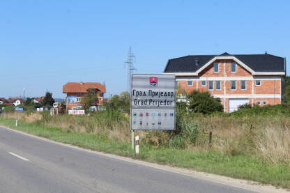 Prijedor, tabla sa natpisom Tabla na ulazu u grad Prijedor
