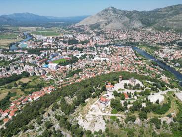 Panorama Trebinja Panorama Trebinja sa pogledom na gradsko jezgro, stadion Leotara, rijeku Trebišnjicu i Hercegovačku Gračanicu u prvom planu