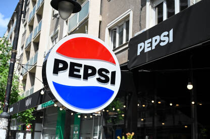 Pepsi natpis iznad kafića. Pepsi natpis iznad kafića. Simbol pića Pepsi. Pepsi logo. Bezalkoholno piće.