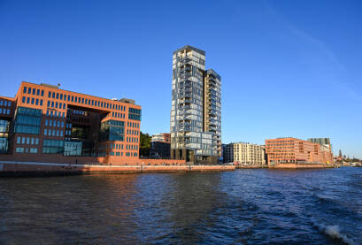 Hamburg, Njemačka: Panoramski pogled na grad. Hamburg, Njemačka: Panoramski pogled na grad pri zalasku sunca. Zgrade u centru grada, pogled sa broda. Elbe river.