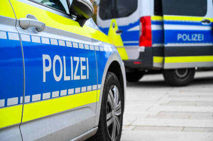 Policija u Njemačkoj Policijski patrolni automobil parkiran na ulici u Njemačkoj. Auto njemačke policije na ulici. Pogled sa strane na policijski automobil s natpisom "Polizei".
