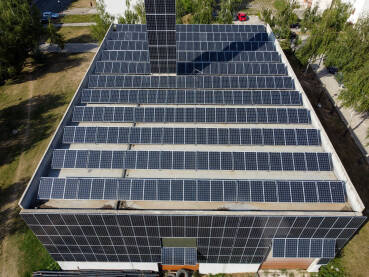 Solarni paneli na objektu, snimak dronom. Solarni paneli na objektu, snimak dronom. Proizvodnja čiste obnovljive energije iz sunca. Proizvodnja električne energije.