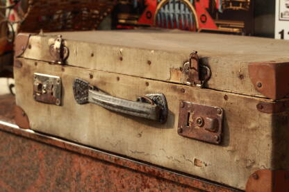 Stari putnički kofer