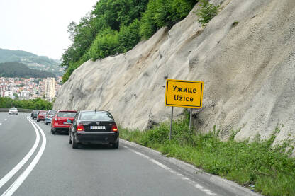Užice, Srbija. Užice, Srbija. Saobraćajni znak na ulazu u grad. Žuta tabla sa natpisom grada Užica na ćirilici i latinici.