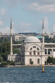 Ortakoy džamija Ortakoy džamija u Istanbulu na obali Bosfora
