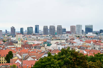 Bratislava, Slovačka: panoramski pogled na zgrade u gradu. Bratislava, Slovačka: panoramski pogled na zgrade u gradu. Povijesne građevine u starom gradu i moderne zgrade u daljini. Bratislava je glavni grad Slovačke Republike. Neboderi.
