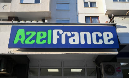 Azel France logo na zgradi. Azel France logo na zgradi. Trgovina odjećom i obućom.