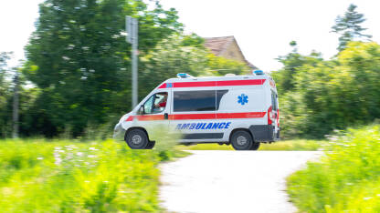 Vozilo Hitne pomoći kombi hitne pomoći u pokretu