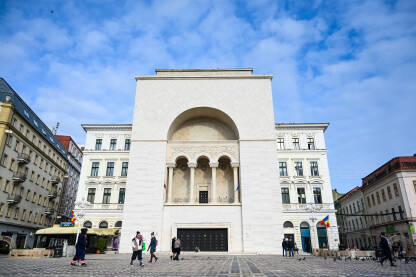 Temišvar, Rumunija Temišvar, Rumunija: Zgrada Opere u centru grada. Ljudi šetaju ulicom. Opera.