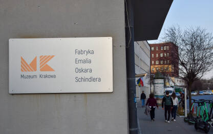 Šindlerova fabrika Fabrika emajla Oskara Šindlera u Krakovu, Poljska. Natpis na zgradi gdje je smještena Šindlerova tvornica. Muzej u znak sjećanja na stradanje Jevreja u Drugom svjetskom ratu.